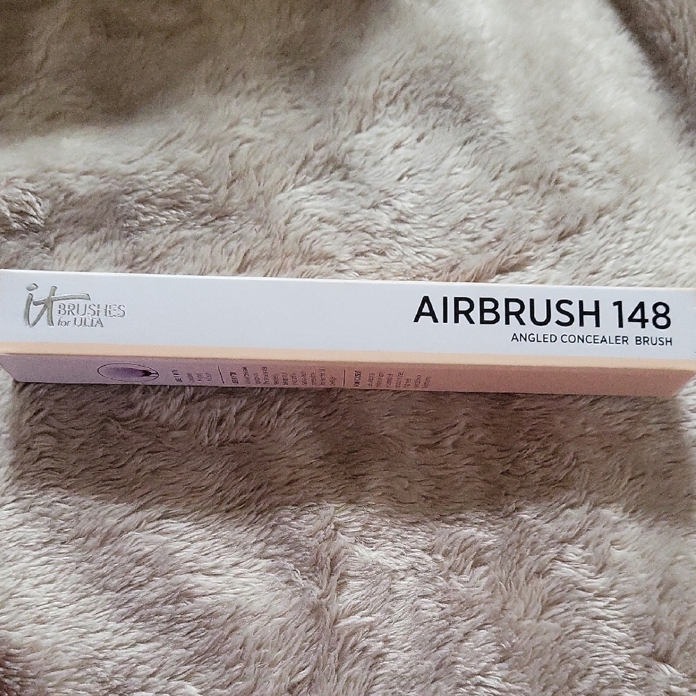 IT Brushes Airbrush 148 Angled Concealer Brush
